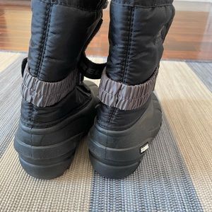 Sorel Boys Flurry Snow Boots Black Waterproof Bungee Cord Pull On size 10 NWT